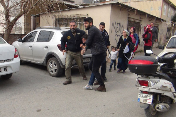 Adliyede polise saldırı: 2 gözaltı