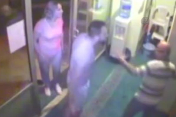 Sela okuyan müezzini dövenler hakim karşısına çıktı