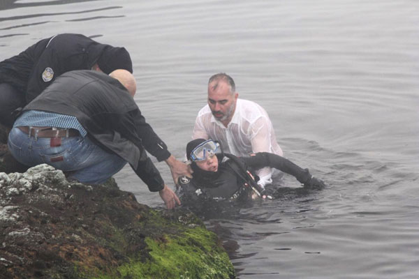 Belediye başkanı dalgıcı boğulmaktan kurtardı
