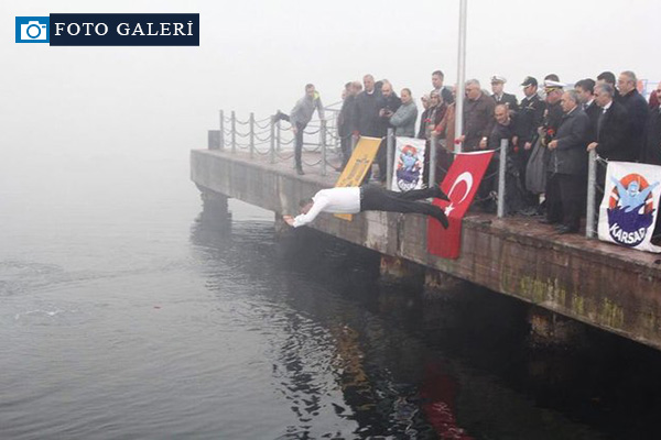 Kocaeli'de belediye başkanı bir anda denize atladı!
