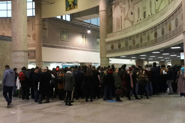 Marmaray'da uzun kuyruklar oluştu
