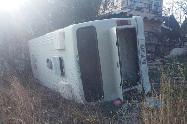 Silivri'de öğrenci servisi devrildi: 14 yaralı