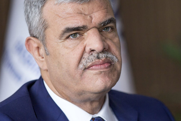 AK Partili Bakan: Asker, başörtülü kadına selam duracak