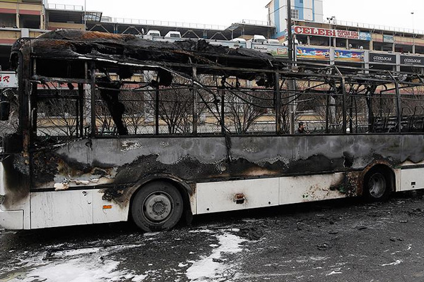 Bayrampaşa'da yolcu otobüsü yandı