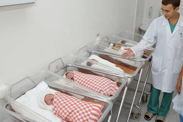 Altı gün arayla iki kez doğum yaptı