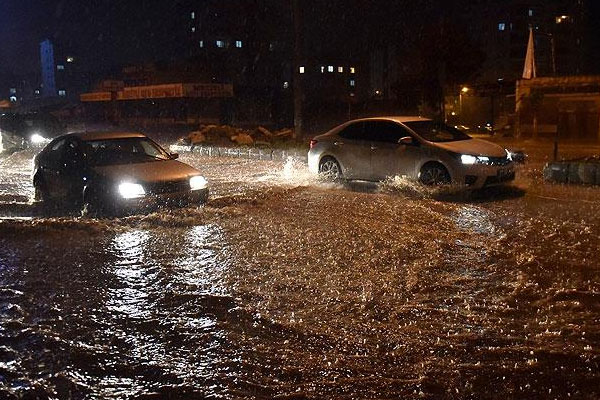 Şiddetli yağış okulları tatil ettirdi