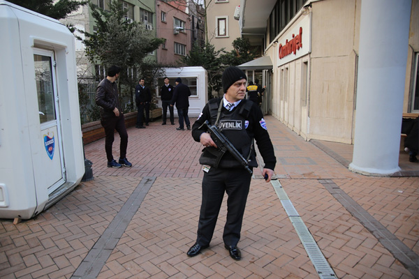 Cumhuriyet gazetesi önünde havaya ateş açıldı