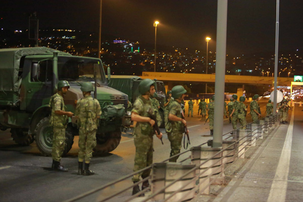 'Asker elbisesi giymiş teröristler!'