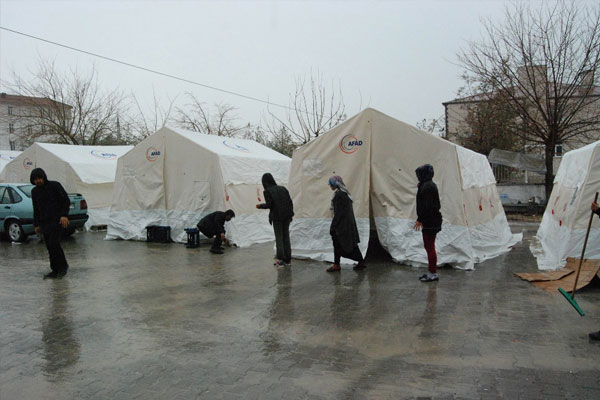 Depremzedeler yağmurla mücadele ediyor