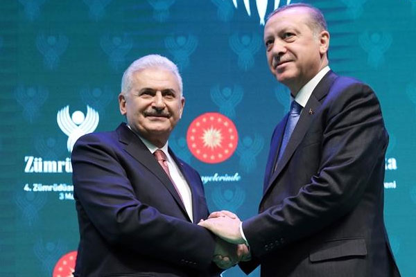 Yıldırım, Erdoğan’ın elinden ödül aldı