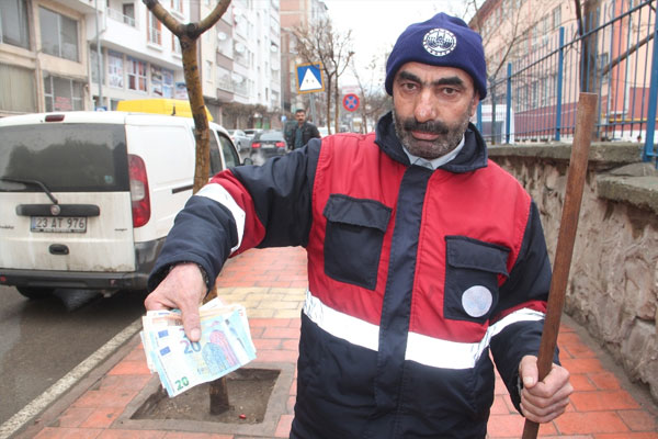 Maaşı değerindeki parayı polise teslim etti