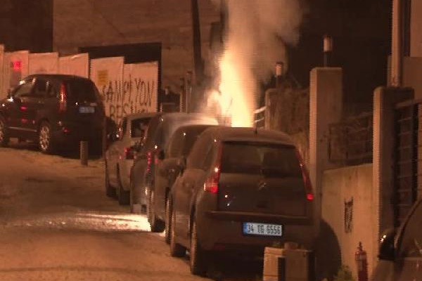Beşiktaş'ta yeraltı elektrik kabloları yandı