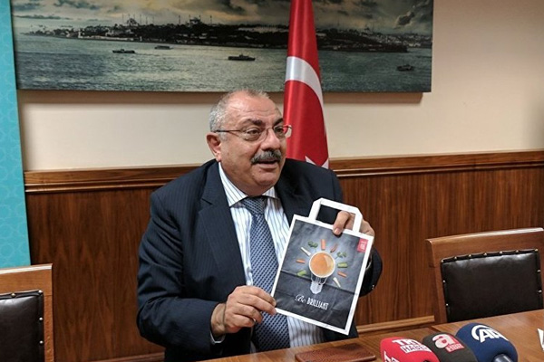 Türkeş CHP'nin kampanyasının orijinalini gösterdi