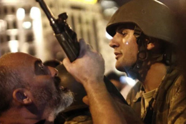 Darbeyi erkene aldıran isim kimdi?