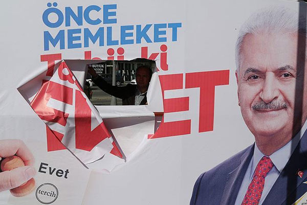 AK Parti'nin referandum çadırına saldırı