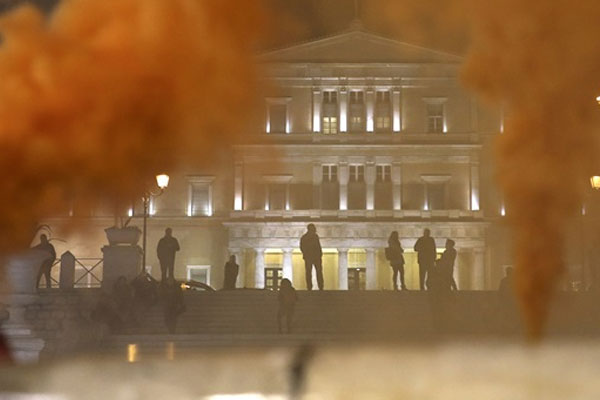 Yunanistan'da parlamento binasına molotoflu saldırı