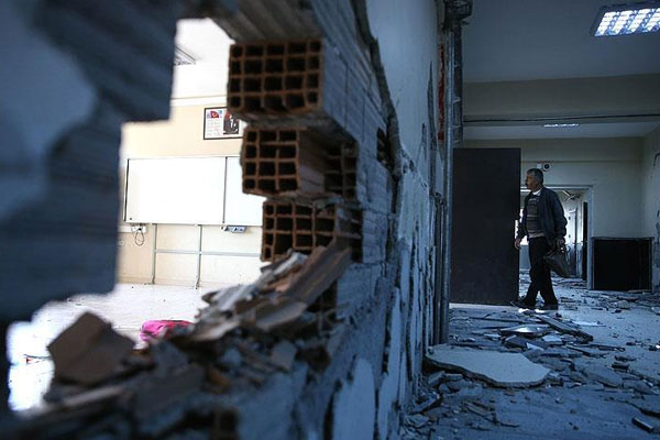 Samsat'ta binaların yarısı hasarlı