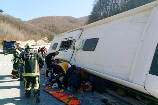Yolcu otobüsü devrildi: Ölü ve yaralılar var