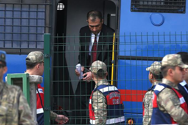 Er: Yüzbaşı 'sıkmayana ben sıkarım' dedi