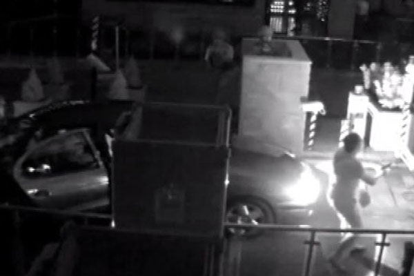 Silahı tutukluk yapmasına rağmen darbeciyi vurdu