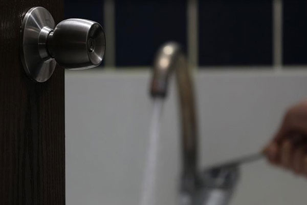 Musluklardan pembe su aktı