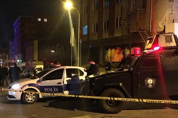 Ataşehir'de polis aracına silahlı saldırı