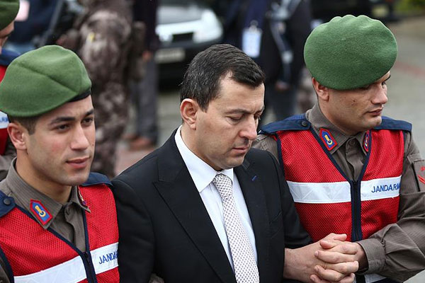 Eski başyaverden çelişkili cevaplar