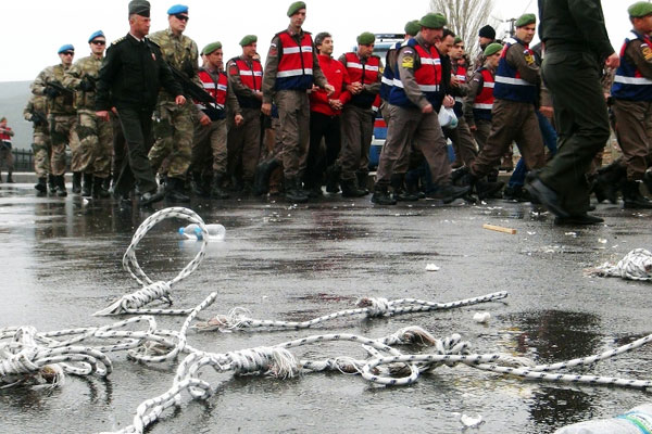 Darbecilere urgan attılar