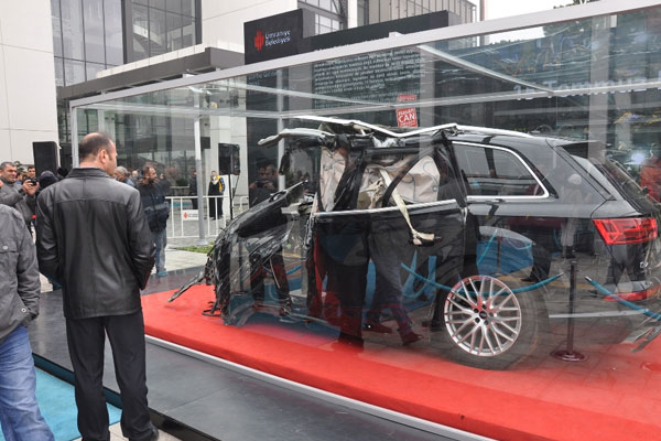 Darbecilerin tankla ezdiği araç sergileniyor