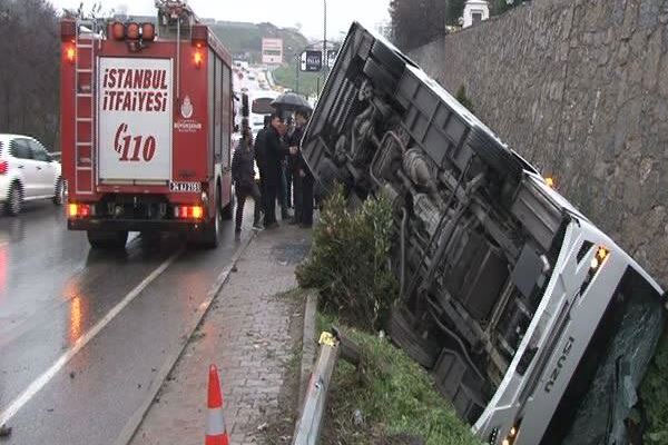 Çevik kuvvet otobüsü devrildi: 5 yaralı