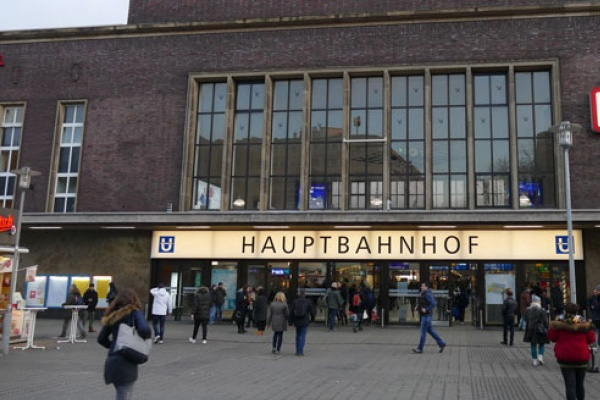 Almanya'da baltalı saldırı!