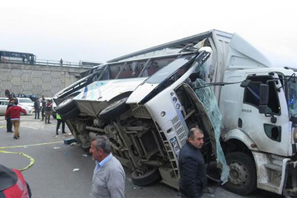 İstanbul'da servis minibüsü kamyonla çarpıştı!