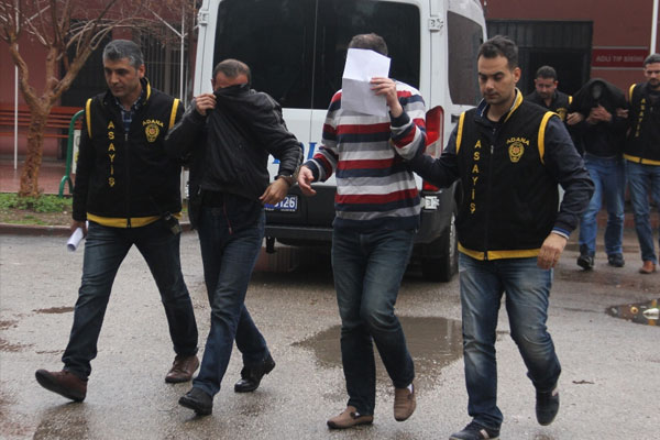 FETÖ ile korkutup 57 bin lira dolandırdılar