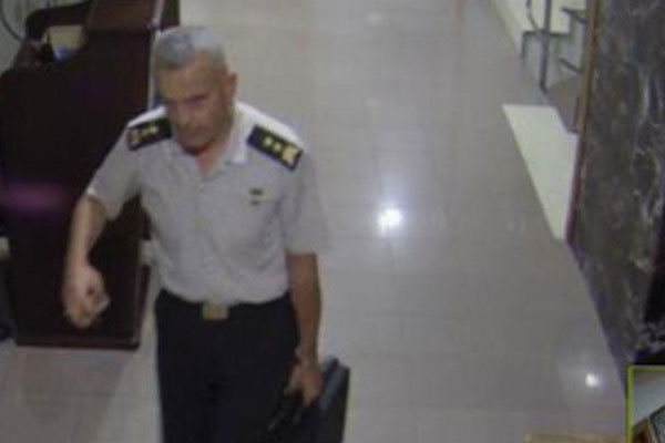 Darbeci tümgeneral içinde silah olan çantayla komuta katında