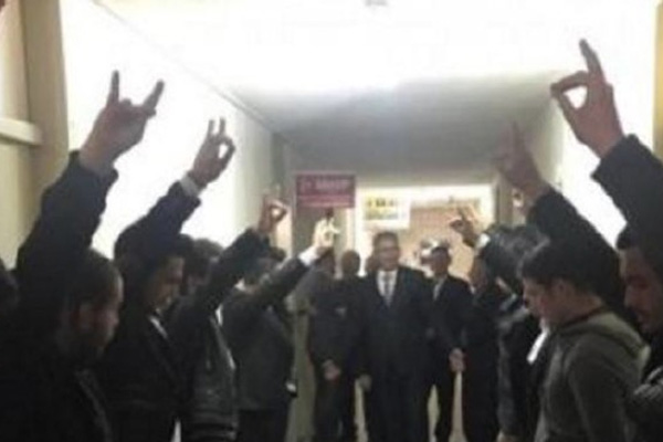 AKP'li vekiller MHP teşkilatında Bozkurt selamıyla karşılandı