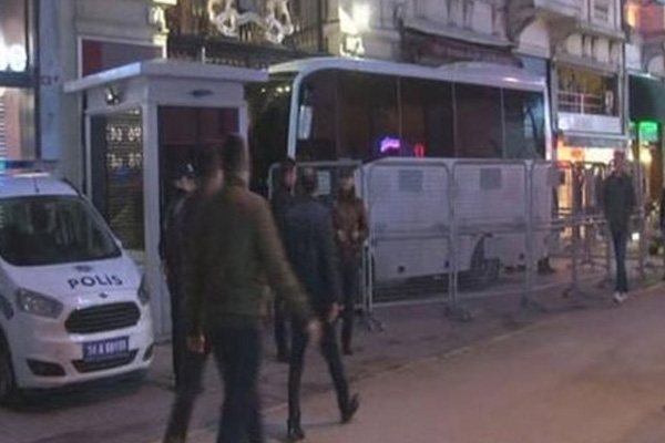 Hollanda'nın Türkiye'deki temsilciliklerine giriş çıkışlar kapatıldı