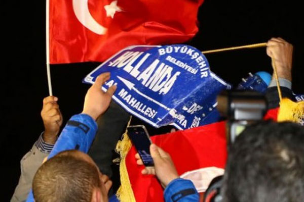 Hollanda Caddesi tabelasını söktüler!