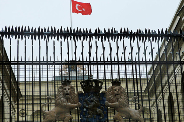 Hollanda Başkonsolosluğu'na Türk bayrağı çekildi