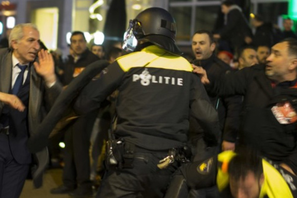 Hollanda polisi Türklere müdahaleederken Wilders: Meydanı temizleyin