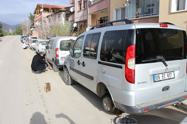 Bir gecede 30’dan fazla aracın lastiği kesildi