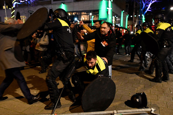 Rotterdam Belediye Başkanı: Türkler yalan söyledi