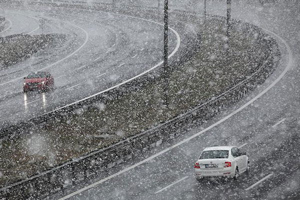 Bolu'da yoğun kar yağışı ulaşımı olumsuz etkiledi