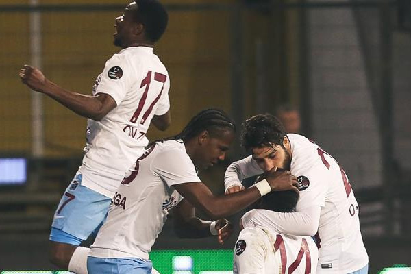Trabzonspor Akhisar Belediyespor'u deplasmanda devirdi