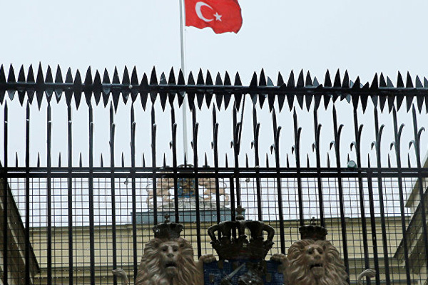 Hollanda'nın İstanbul Başkonsolosu: Bayrağı görevlinin indirdiği iddiası saçmalık