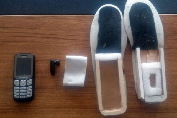 Ayakkabılarına gizleyerek YGS’ye girmek istediler