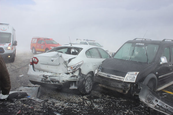 Tipi nedeniyle 6 araç birbirine girdi: 15 yaralı