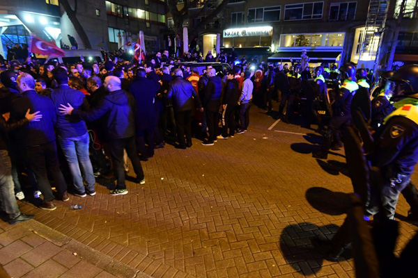 Hollanda o gece polise ateş emri vermiş!