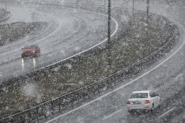Bolu Dağı'nda kar yağışı ulaşımı olumsuz etkiledi