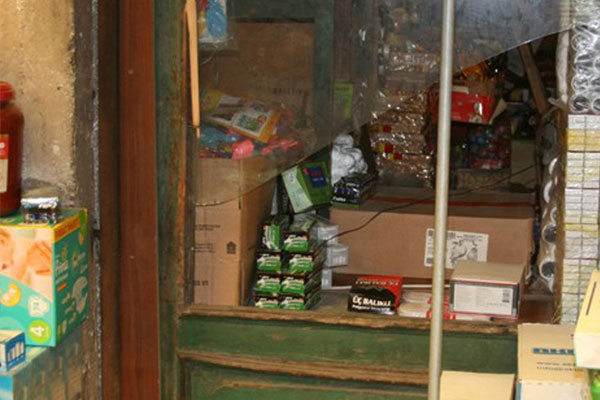 1 saate 5 dükkandan 50 bin TL çaldılar