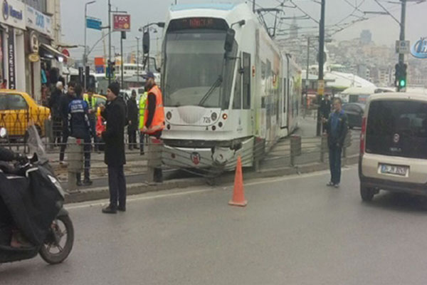 İstanbul'da tramvay raydan çıktı